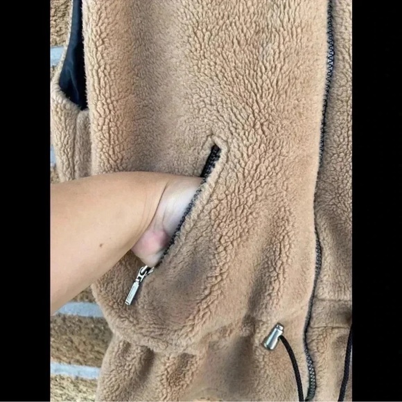 Nils Resort Collection Beige & Black Fleece
Vest Cinch Waist Apres small - Picture 5 of 10